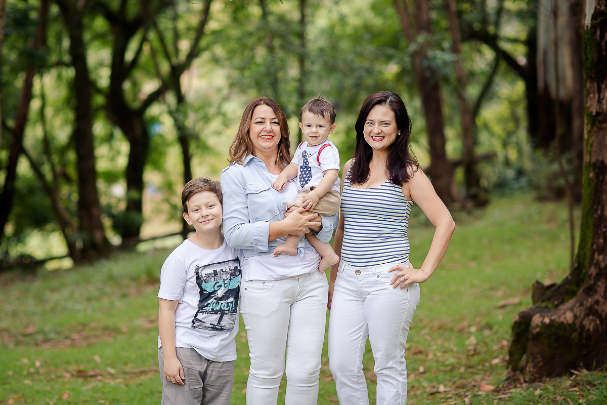 Excesso de fofura nesse ensaio de Smash the cake para comemorar o 1º aninho do Arthur!!!

Arthur começou a mexer no bolo todo desconfiado, mas logo fez uma bagunça.... esmagou tudo,e aproveitou para comer também...

A família também participou da lambança