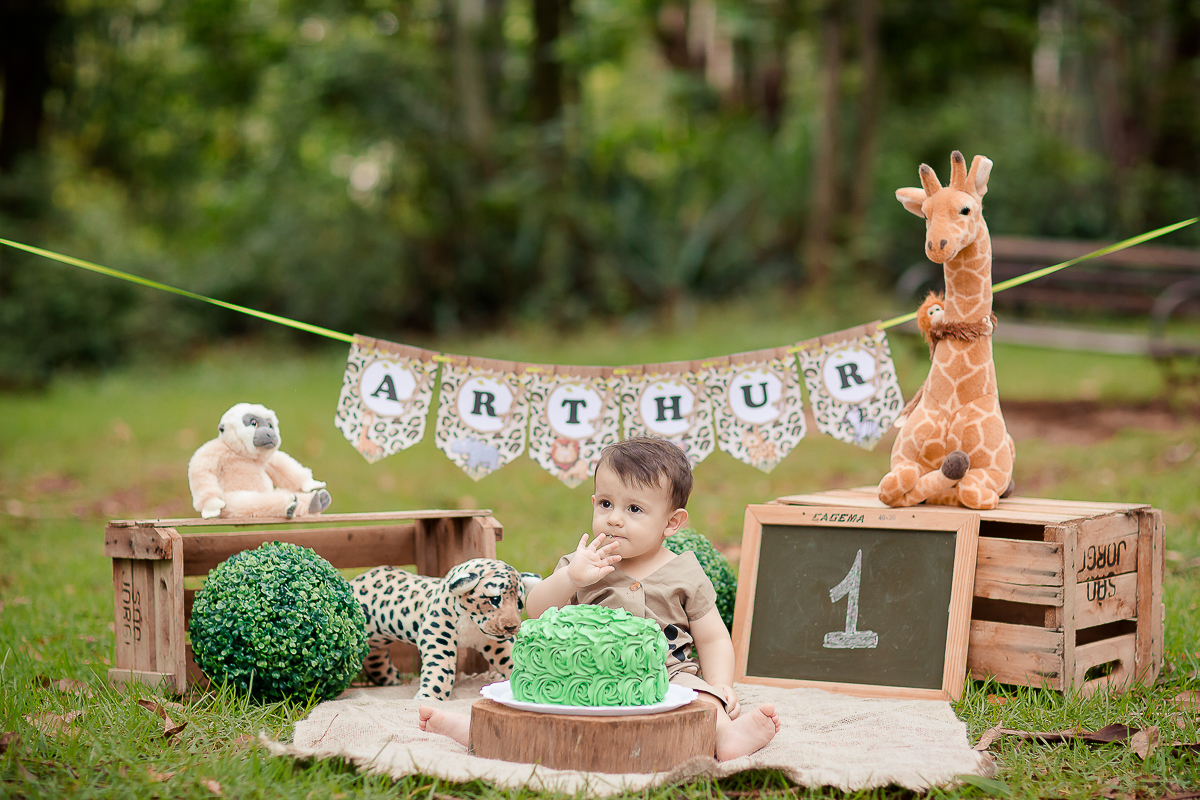 Excesso de fofura nesse ensaio de Smash the cake para comemorar o 1º aninho do Arthur!!!

Arthur começou a mexer no bolo todo desconfiado, mas logo fez uma bagunça.... esmagou tudo,e aproveitou para comer também...

A família também participou da lambança