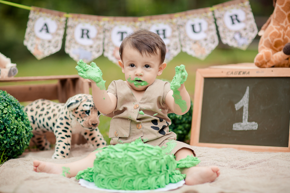 Excesso de fofura nesse ensaio de Smash the cake para comemorar o 1º aninho do Arthur!!!

Arthur começou a mexer no bolo todo desconfiado, mas logo fez uma bagunça.... esmagou tudo,e aproveitou para comer também...

A família também participou da lambança