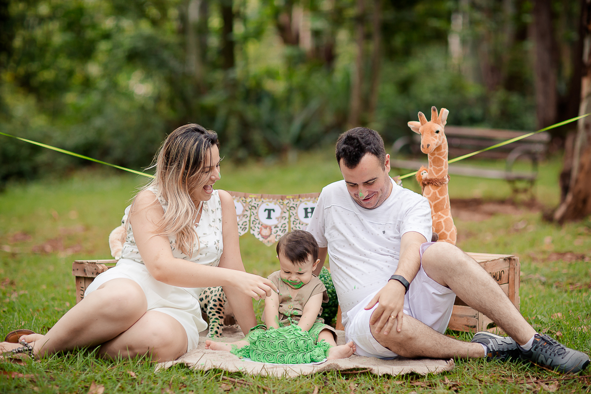 Excesso de fofura nesse ensaio de Smash the cake para comemorar o 1º aninho do Arthur!!!

Arthur começou a mexer no bolo todo desconfiado, mas logo fez uma bagunça.... esmagou tudo,e aproveitou para comer também...

A família também participou da lambança