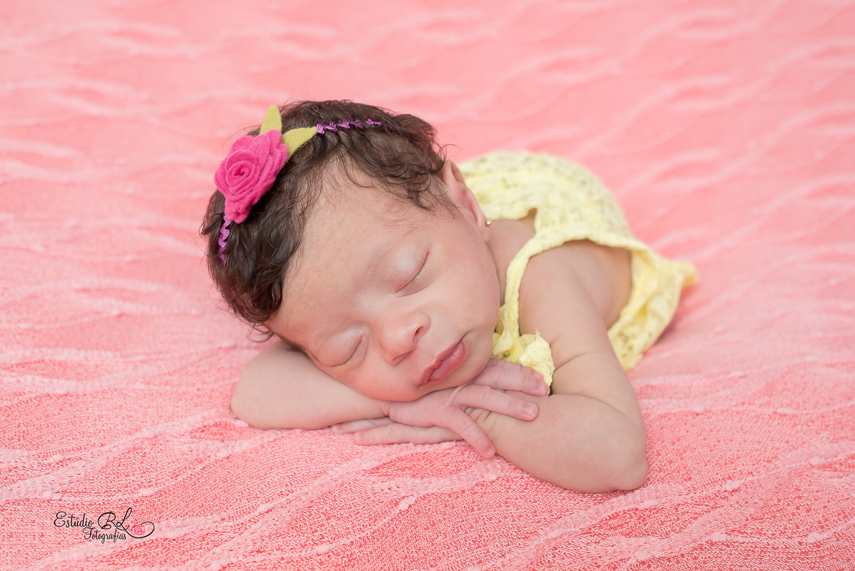 A sessão newborn da Ana Beatriz com 17 dias de vida foi encantador, são tantos detalhes lindos, que não sabemos pelo que mais estamos apaixonados.
