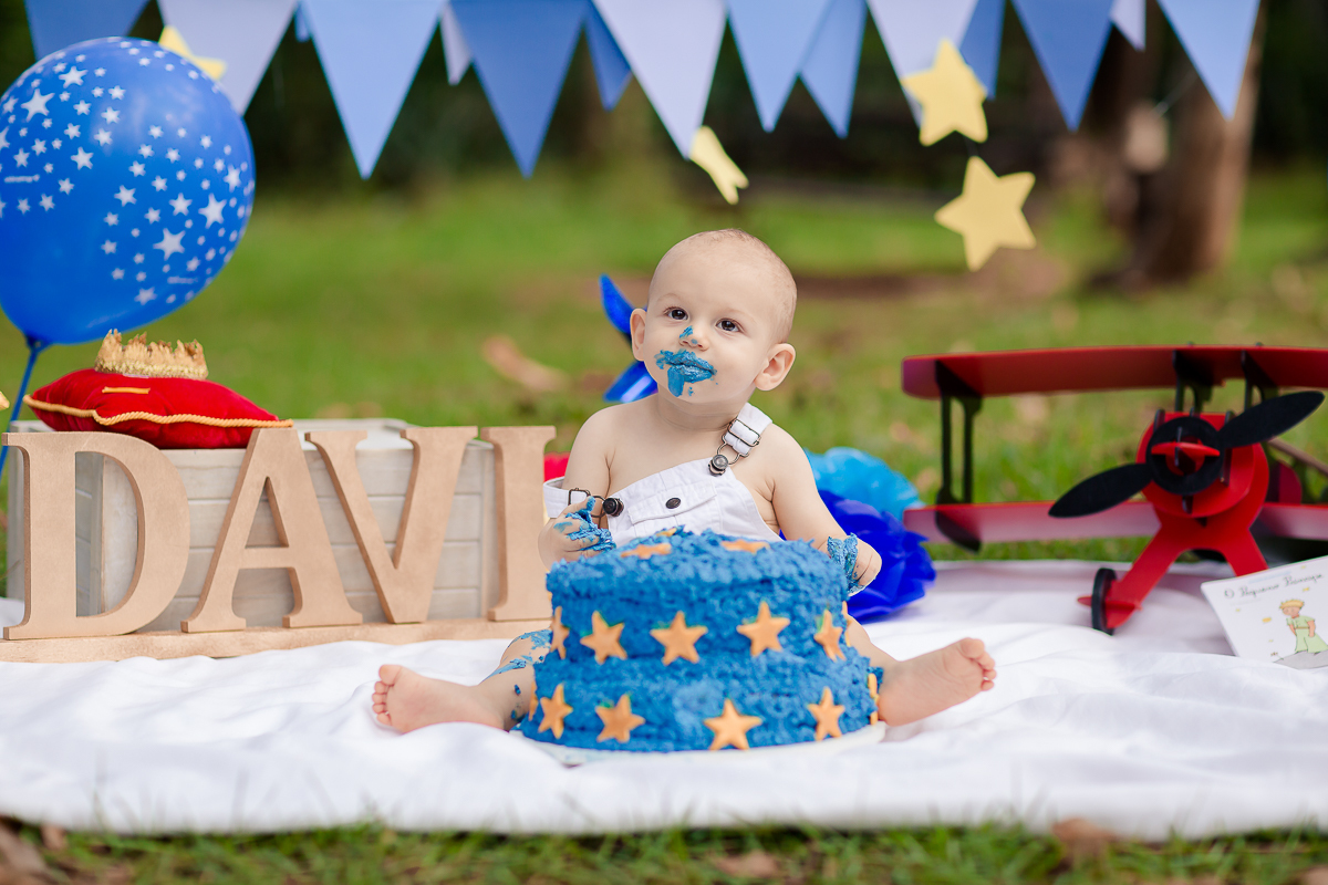 Smash the cake do pequeno Príncipe Davi, Foi uma sessão de pura alegria e gostosura! O Davi deu um show de fofura,  amou comer o bolo, e depois da brincadeira, nada melhor que uma bacia com água fresquinha