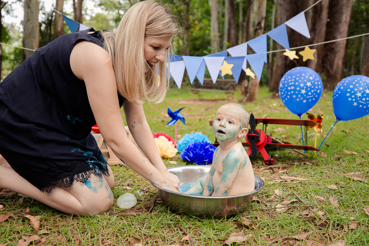 Smash the cake do pequeno Príncipe Davi, Foi uma sessão de pura alegria e gostosura! O Davi deu um show de fofura,  amou comer o bolo, e depois da brincadeira, nada melhor que uma bacia com água fresquinha