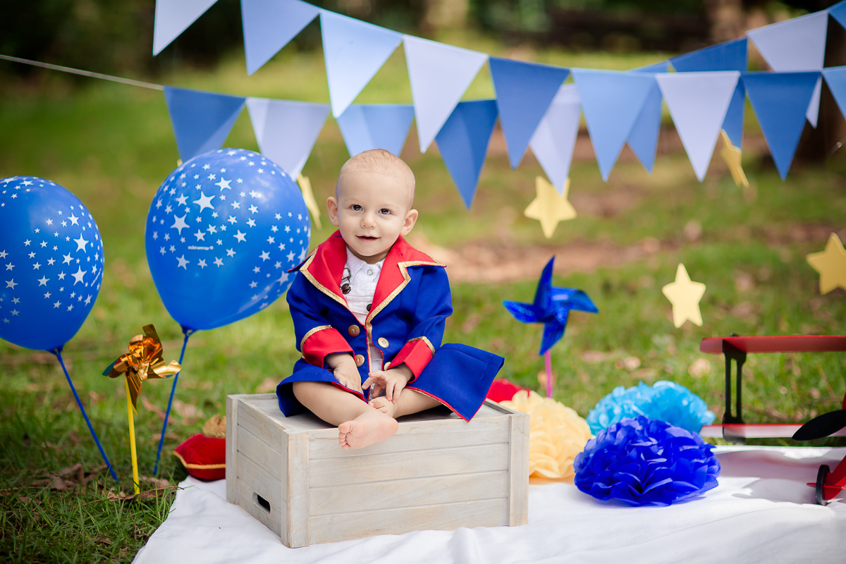 Smash the cake do pequeno Príncipe Davi, Foi uma sessão de pura alegria e gostosura! O Davi deu um show de fofura,  amou comer o bolo, e depois da brincadeira, nada melhor que uma bacia com água fresquinha