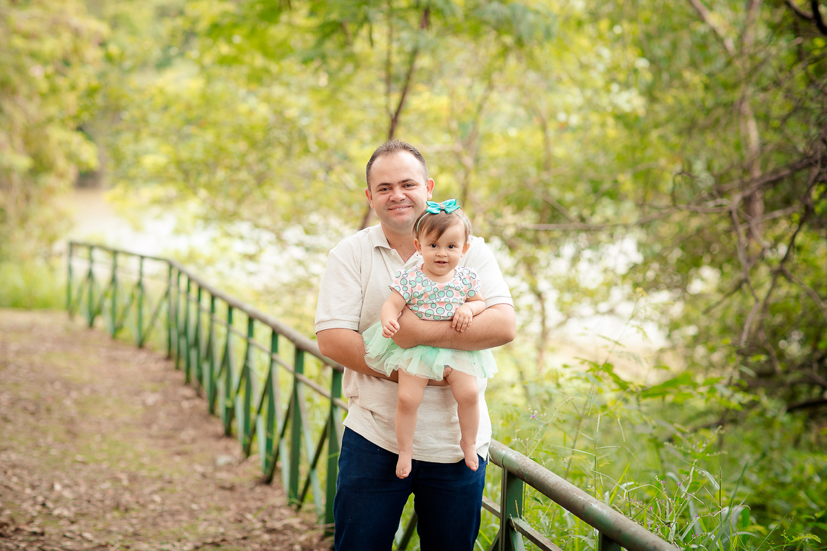 Manuela completou 1 aninho e fizemos seu ensaio Smash the cake...

Ela não gostou muito da brincadeira com o bolo, mas ainda assim suas fotos ficaram uma fofura