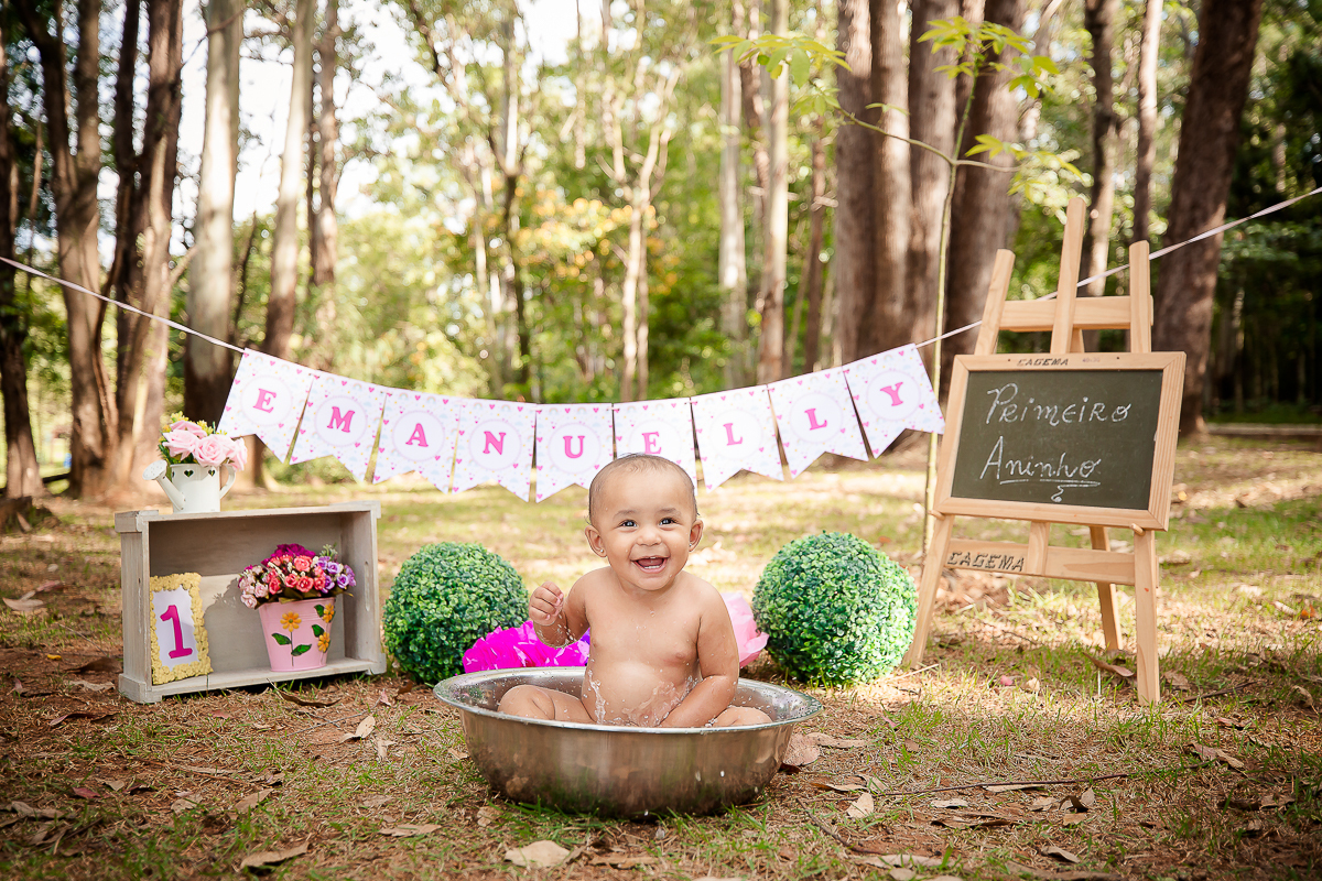 Assim encerramos o acompanhamento da Manu. Um smash the cake delicioso de fotografar!!nem preciso dizer que ela adorou a bagunça com o bolo, comeu, bateu palminhas, sorriu e se divertiu muito
O banho também foi festa!Tudo com muitas expressões 