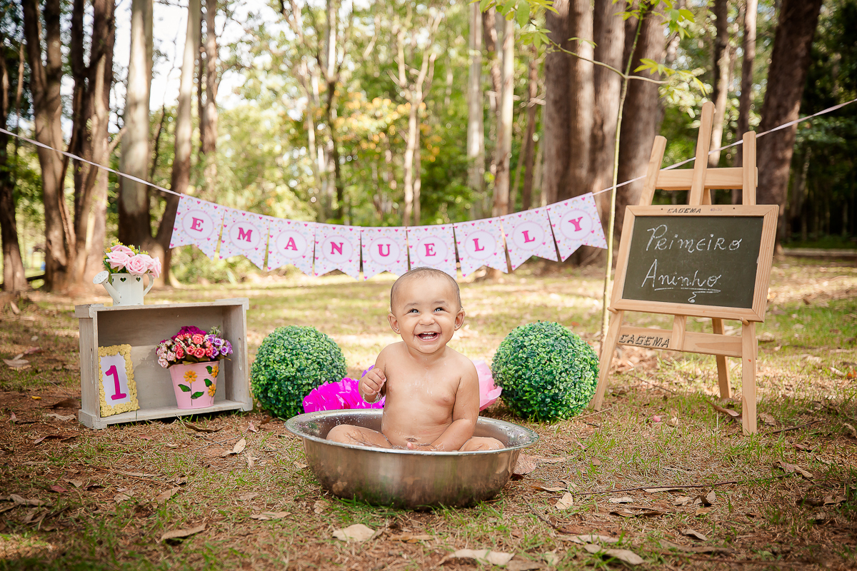 Assim encerramos o acompanhamento da Manu. Um smash the cake delicioso de fotografar!!nem preciso dizer que ela adorou a bagunça com o bolo, comeu, bateu palminhas, sorriu e se divertiu muito
O banho também foi festa!Tudo com muitas expressões 
