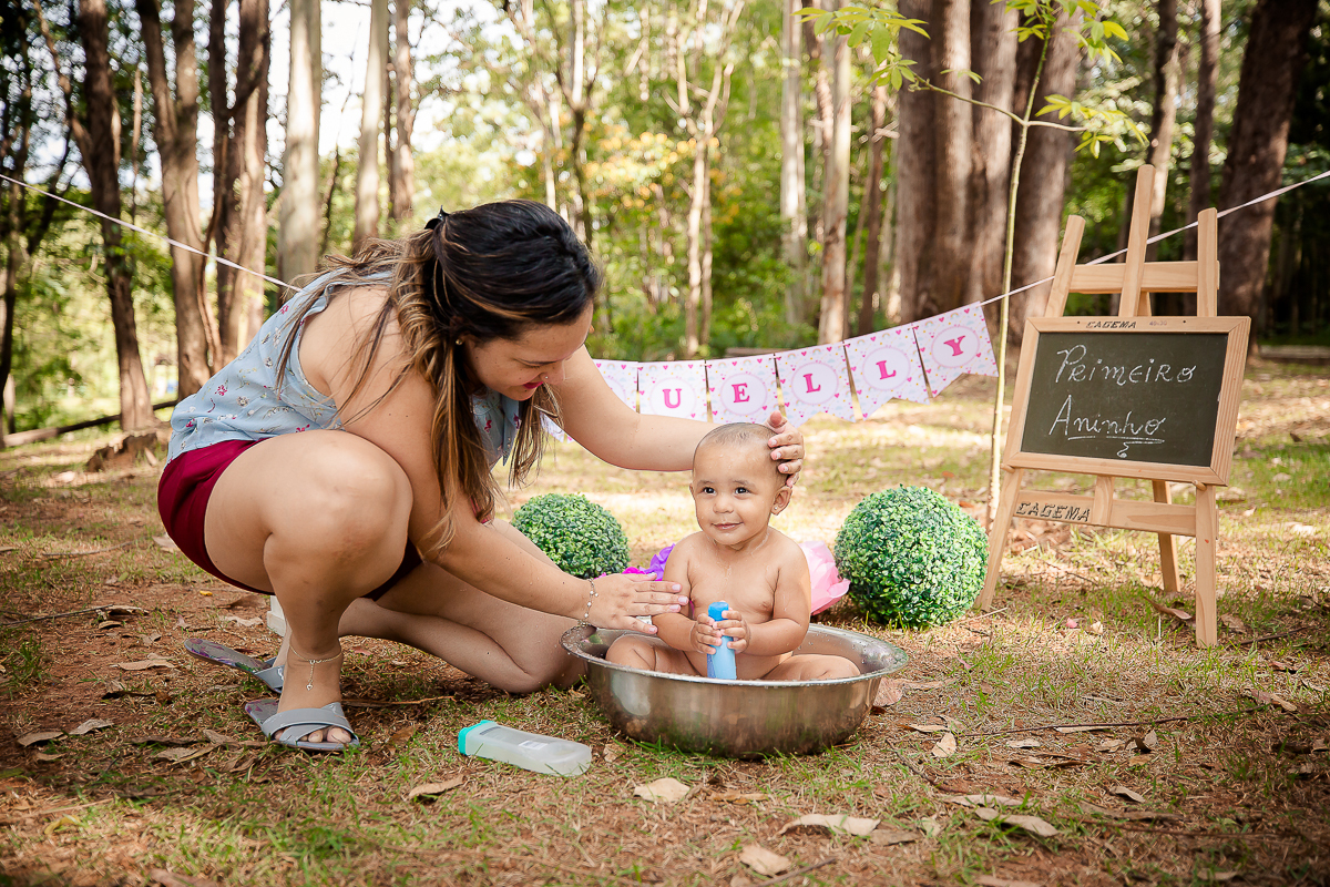 Assim encerramos o acompanhamento da Manu. Um smash the cake delicioso de fotografar!!nem preciso dizer que ela adorou a bagunça com o bolo, comeu, bateu palminhas, sorriu e se divertiu muito
O banho também foi festa!Tudo com muitas expressões 