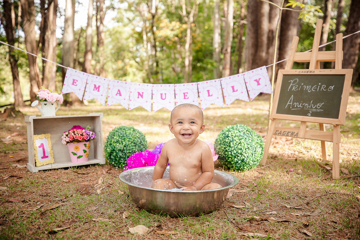Assim encerramos o acompanhamento da Manu. Um smash the cake delicioso de fotografar!!nem preciso dizer que ela adorou a bagunça com o bolo, comeu, bateu palminhas, sorriu e se divertiu muito
O banho também foi festa!Tudo com muitas expressões 