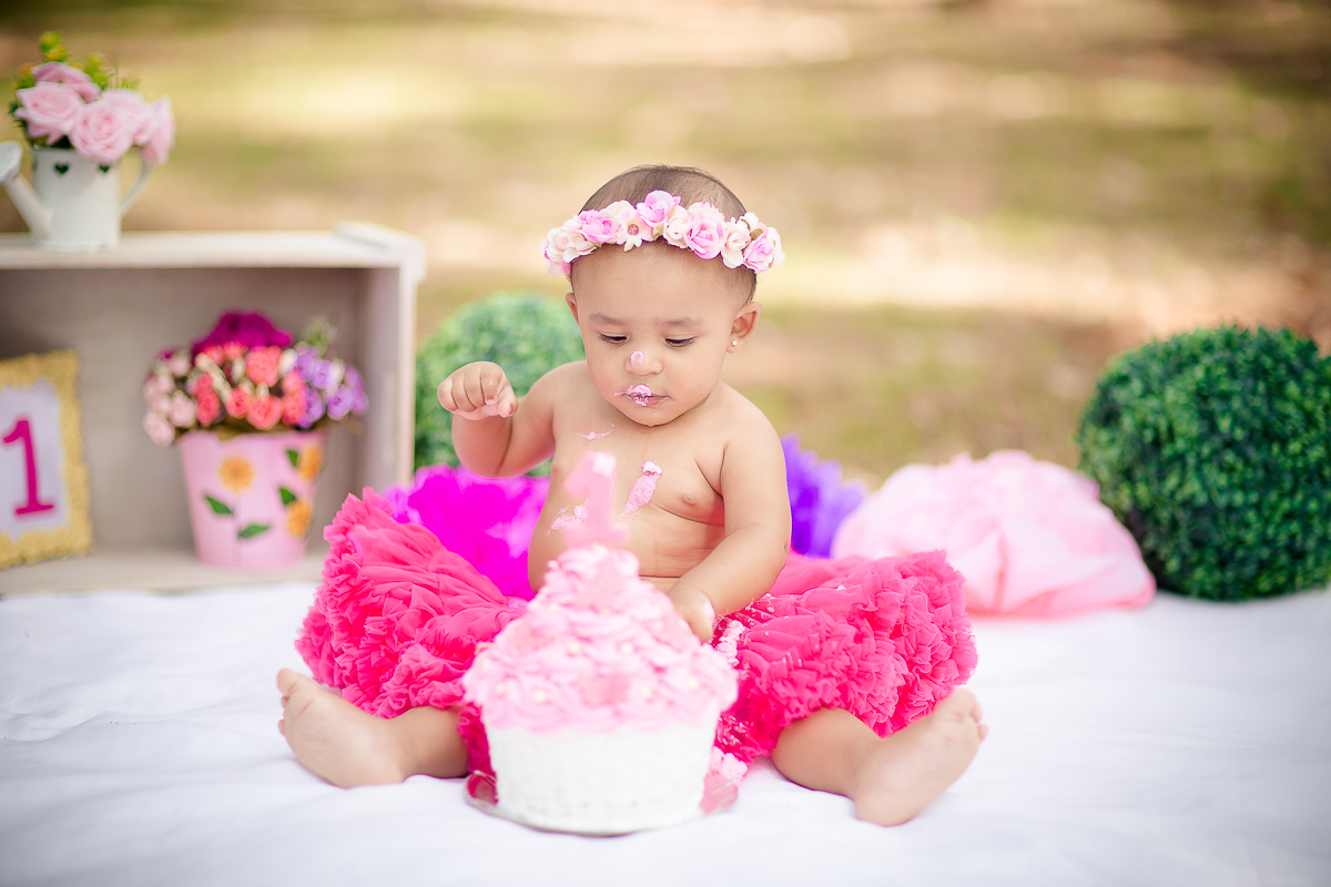 Assim encerramos o acompanhamento da Manu. Um smash the cake delicioso de fotografar!!nem preciso dizer que ela adorou a bagunça com o bolo, comeu, bateu palminhas, sorriu e se divertiu muito
O banho também foi festa!Tudo com muitas expressões 