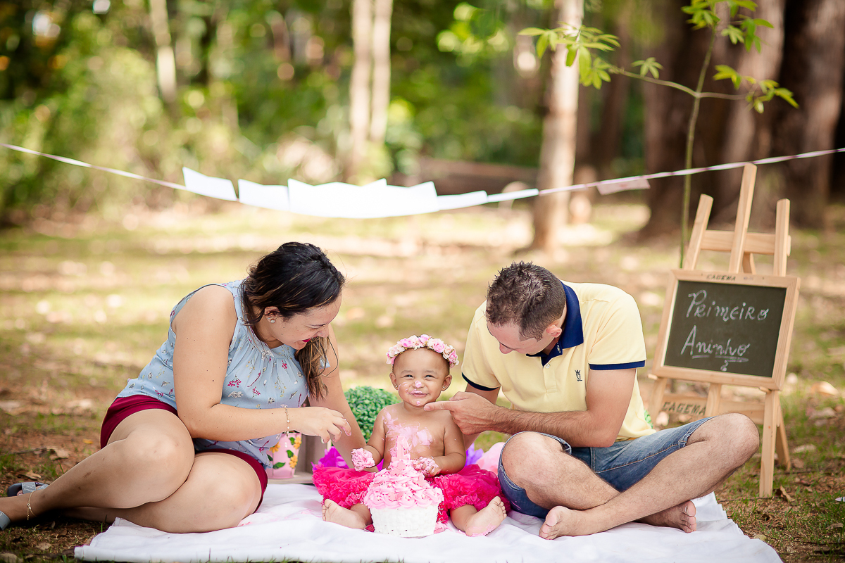 Assim encerramos o acompanhamento da Manu. Um smash the cake delicioso de fotografar!!nem preciso dizer que ela adorou a bagunça com o bolo, comeu, bateu palminhas, sorriu e se divertiu muito
O banho também foi festa!Tudo com muitas expressões 