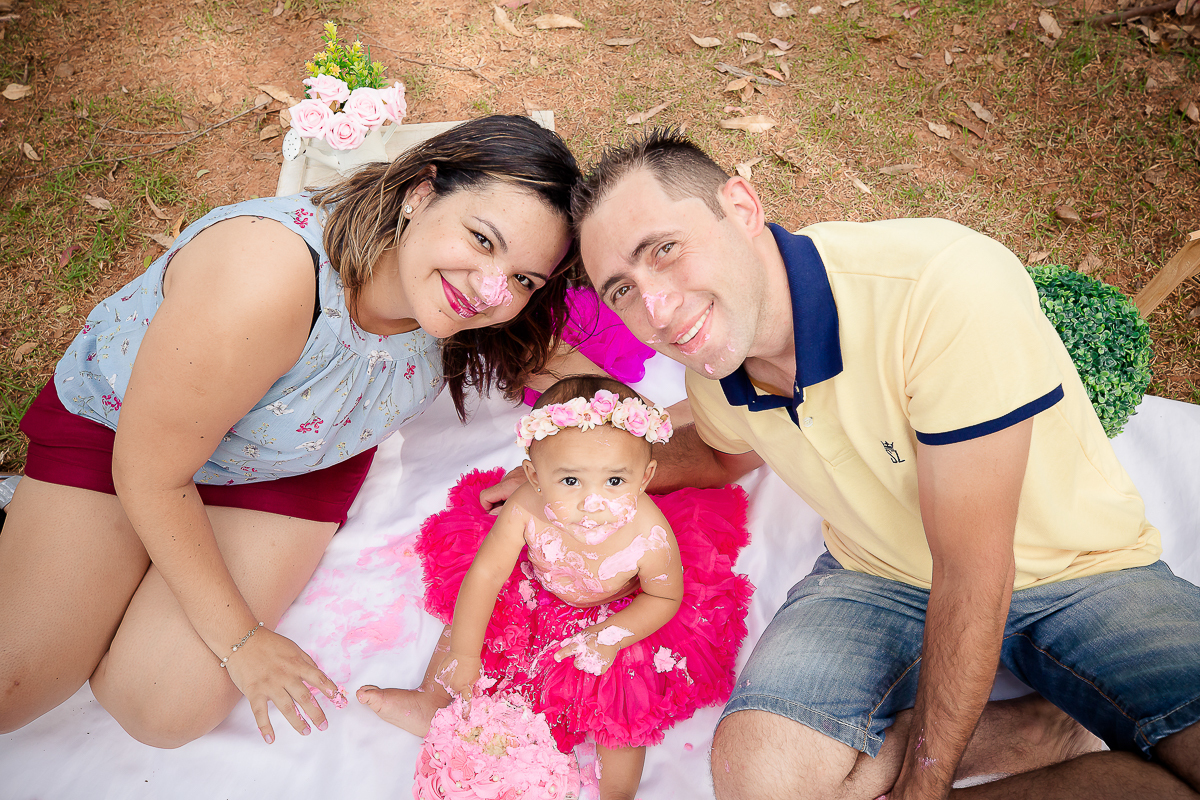 Assim encerramos o acompanhamento da Manu. Um smash the cake delicioso de fotografar!!nem preciso dizer que ela adorou a bagunça com o bolo, comeu, bateu palminhas, sorriu e se divertiu muito
O banho também foi festa!Tudo com muitas expressões 