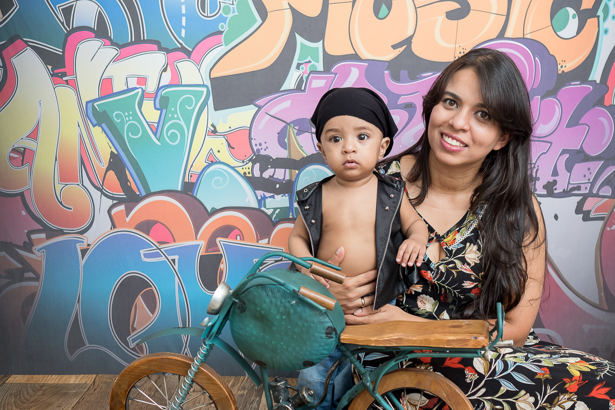 Já fotografamos essa fofura em sua sessão newborn e agora voltou em nosso estúdio para sua sessão de 9 meses..

como passou rápido Thomas está muito esperto, não queria desgrudar da mamãe....mas assim mesmo conseguimos fotos lindas