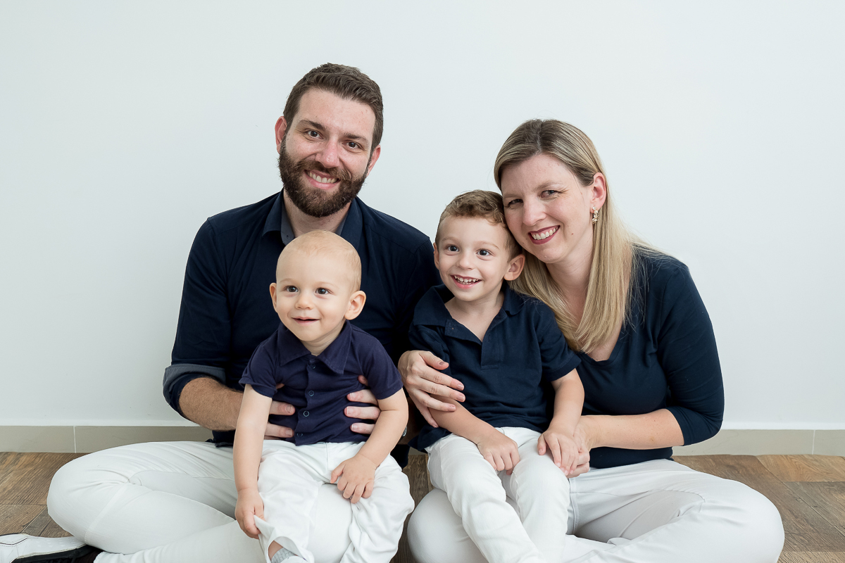 Há um misto de emoções ao encerrar esse capítulo tão lindo da vida do Davi.
Nós acompanhamos cada fase desse primeiro ano E agora aqui estamos aos 12 meses, com mais uma sessão deliciosa em família!