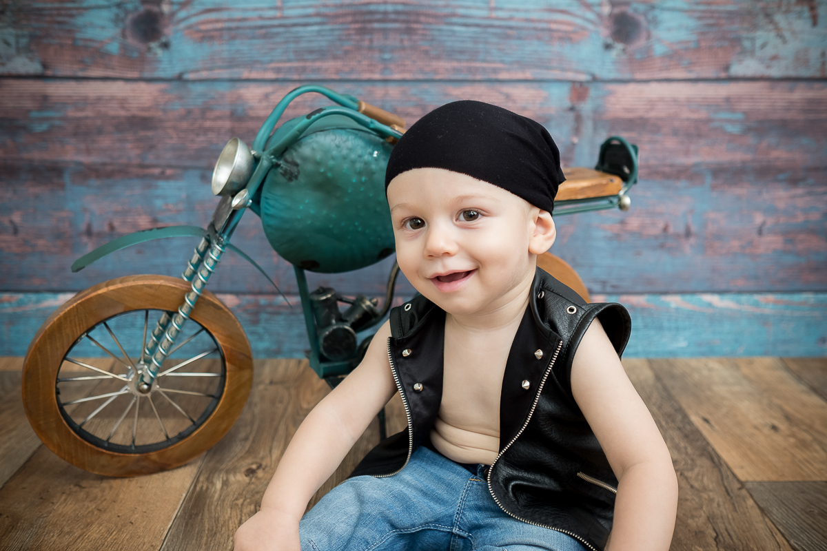 Há um misto de emoções ao encerrar esse capítulo tão lindo da vida do Davi.
Nós acompanhamos cada fase desse primeiro ano E agora aqui estamos aos 12 meses, com mais uma sessão deliciosa em família!