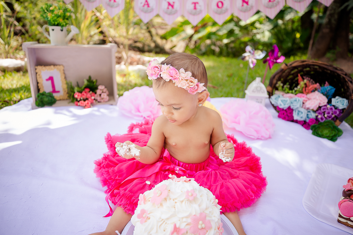 Acompanhamos a Maria desde que estava na barriga da mamãe! Foram varias sessões ao longo desse ano, uma experiência sensacional  onde nos divertimos muito... e para completar o registro destas fases terminamos com a sessão de smash-the-cake, 