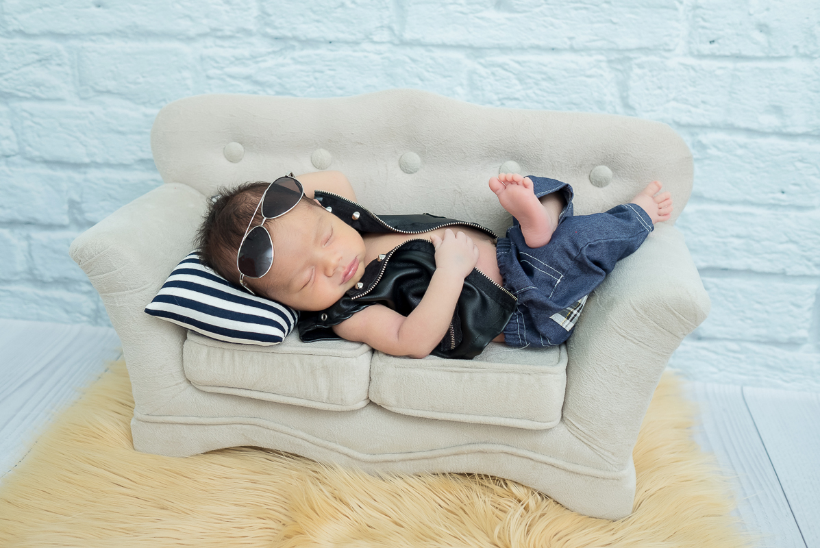 Esse é o Arthur com seus 13 dias de vida.Além de fofo, é todo simpático. Tão pequenino e já distribuindo sorrisos durante o ensaio, um amor. Vamos poder acompanhá-lo até seu primeiro aninho