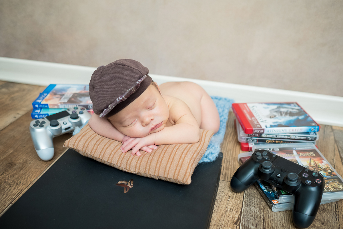 E o Liam chegou arrasando....

E como filho de peixe, peixinho é, o tema do seu ensaio newborn foi personalizado com musica, rock n roll e vídeo game, porque bom gosto tem que passar de pai pra filho, não é mesmo?