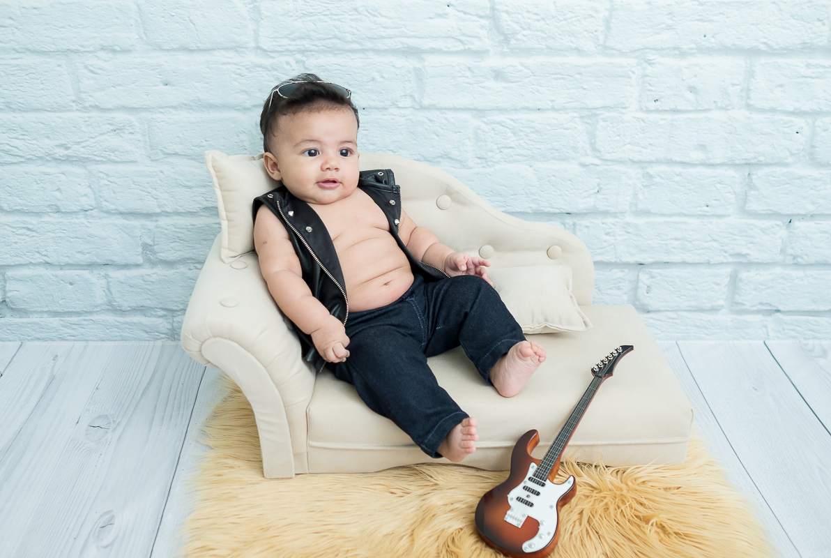 Com seus 4 meses o Enrico já esbanja muita simpatia. 

 Todo cheio de sorrisos e com aquelas dobrinhas de bebê que fazem a gente suspirar. 