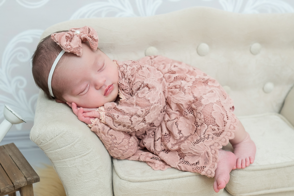 A Eloah é uma bonequinha que tivemos o prazer de fazer sua sessão newborn, com 8 dias de vida, ficou uma doçura. Ela é toda linda e delicada, dona dessas bochechas mais fofas que nos deixou completamente apaixonados     