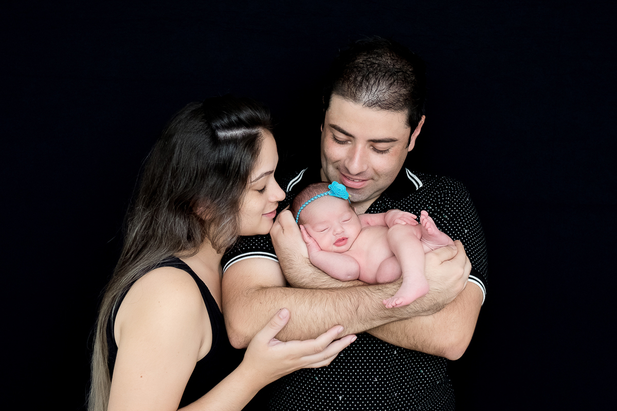 A Eloah é uma bonequinha que tivemos o prazer de fazer sua sessão newborn, com 8 dias de vida, ficou uma doçura. Ela é toda linda e delicada, dona dessas bochechas mais fofas que nos deixou completamente apaixonados     