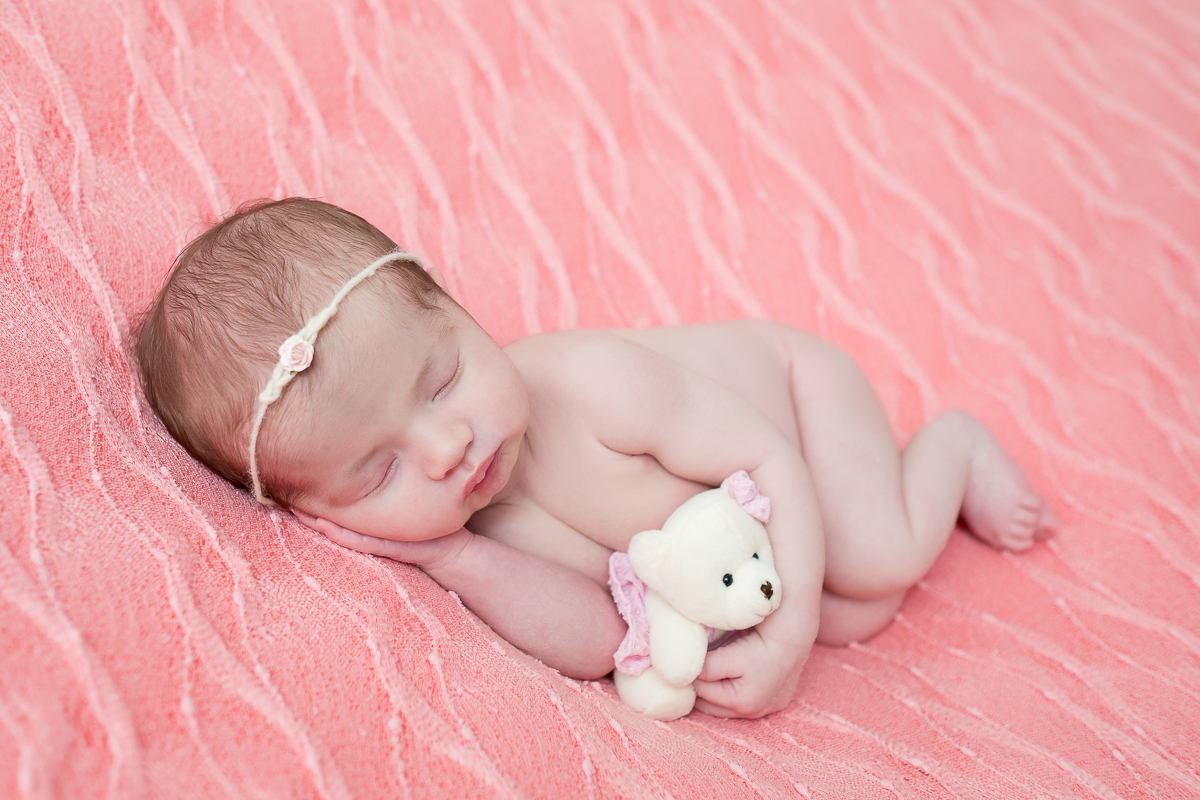Essa é a Luiza, em seu ensaio newborn, com 12 dias de vida.
Uma recém-nascida super calminha e sorridente, e com uma boquinha super desenhada... é não é de morrer de amores! 