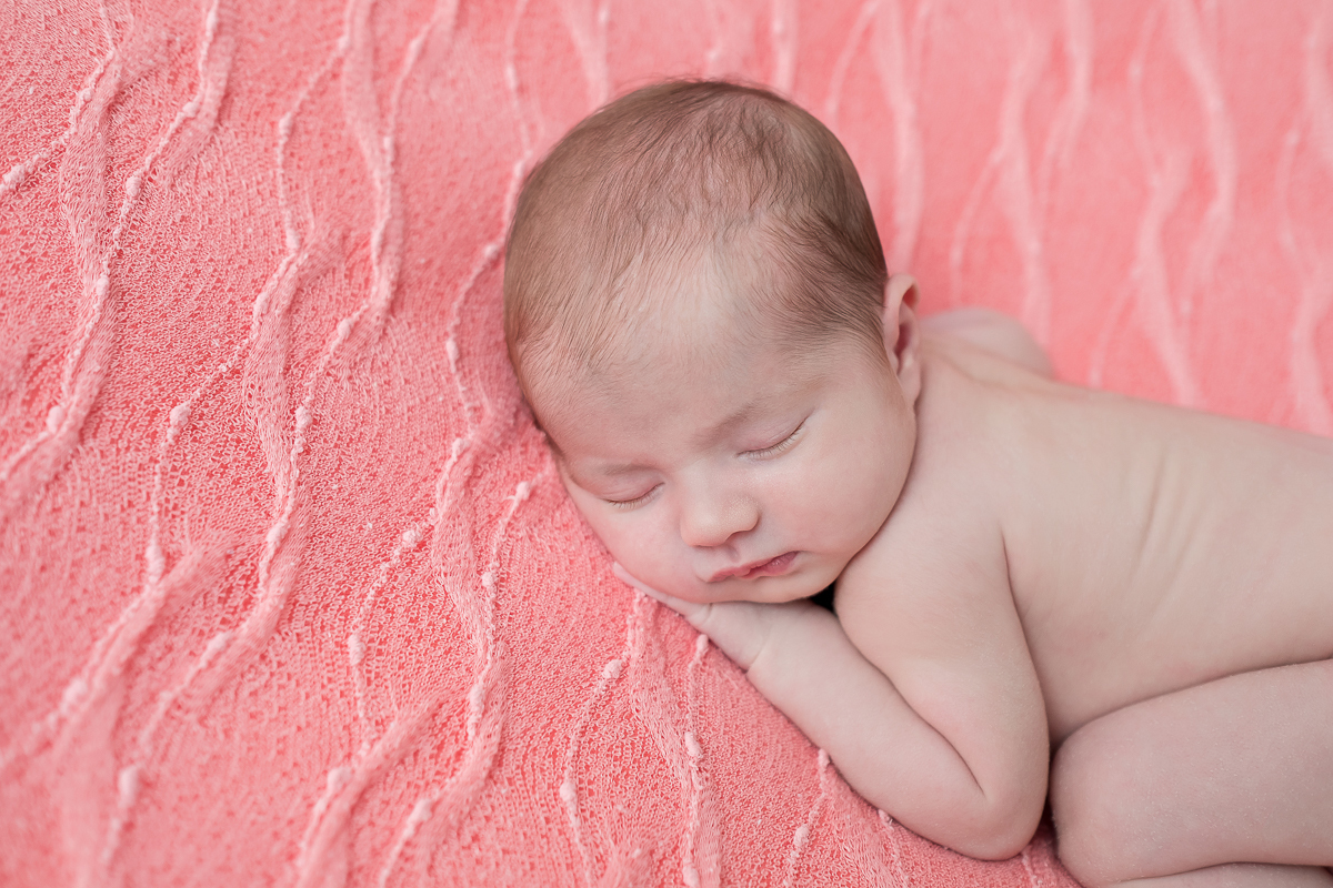 Essa é a Luiza, em seu ensaio newborn, com 12 dias de vida.
Uma recém-nascida super calminha e sorridente, e com uma boquinha super desenhada... é não é de morrer de amores! 