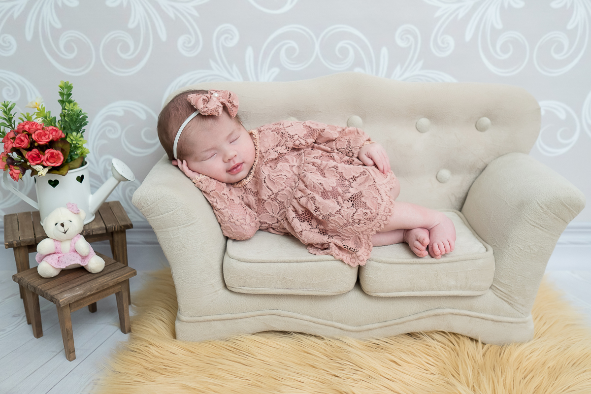 Essa é a Luiza, em seu ensaio newborn, com 12 dias de vida.
Uma recém-nascida super calminha e sorridente, e com uma boquinha super desenhada... é não é de morrer de amores! 