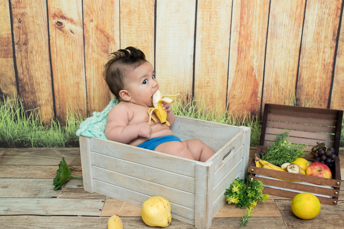 Agora com 6 meses, o pequeno está descobrindo os sabores deliciosos da frutas, além de ter se divertido bastante, ele aproveitou pra comer as frutinhas.