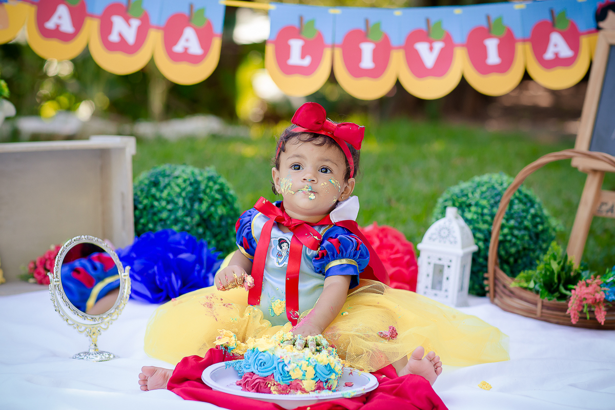 Para o smash the cake, a mamãe escolheu o tema da Branca de Neve, que foi o mesmo da festinha dela.

A mamãe Bianca preparou um bolo bem colorido para Ana Lívia se deliciar na sua sessão de fotos

E foi um dia de muita bagunça no parque