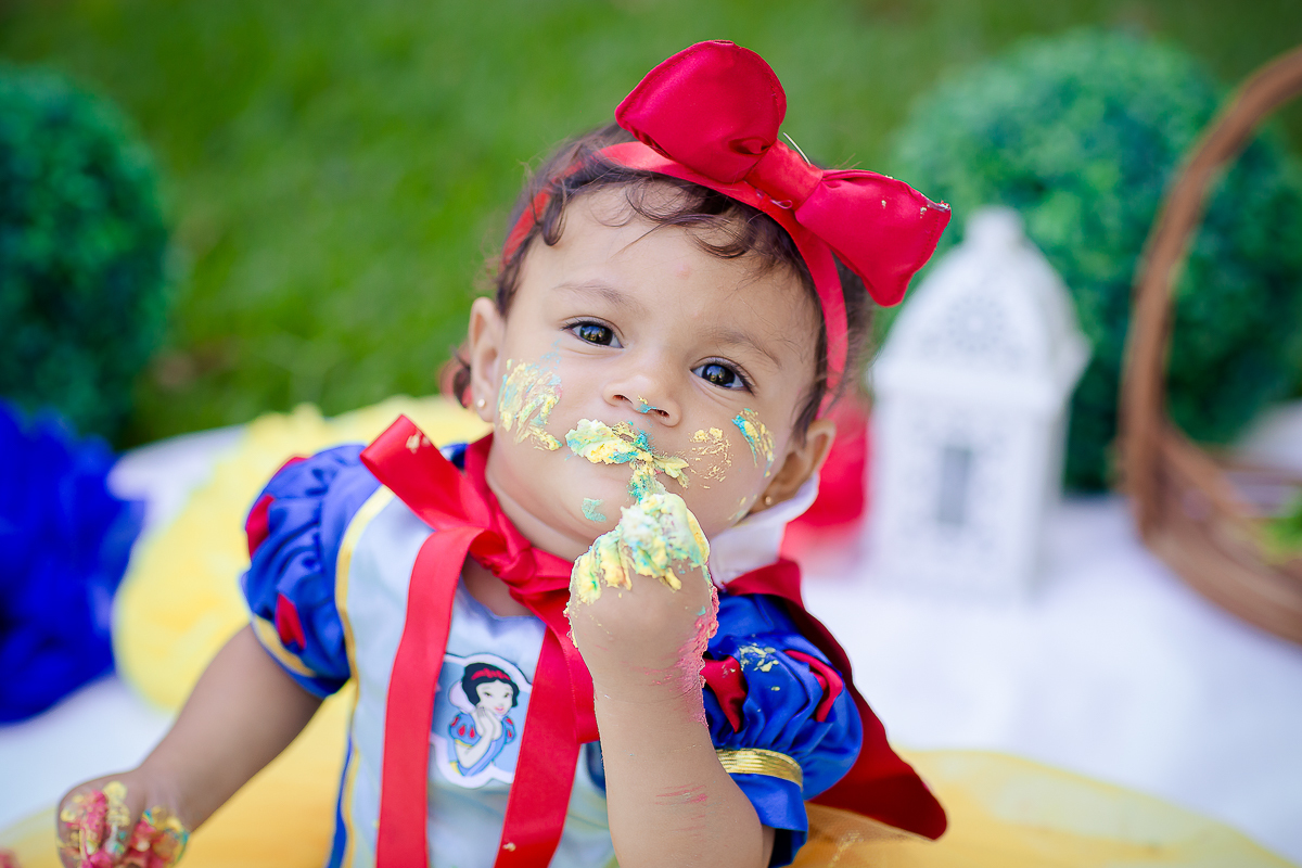 Para o smash the cake, a mamãe escolheu o tema da Branca de Neve, que foi o mesmo da festinha dela.

A mamãe Bianca preparou um bolo bem colorido para Ana Lívia se deliciar na sua sessão de fotos

E foi um dia de muita bagunça no parque