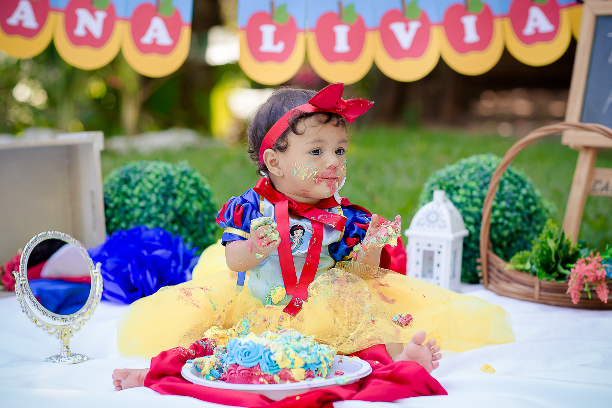 Para o smash the cake, a mamãe escolheu o tema da Branca de Neve, que foi o mesmo da festinha dela.

A mamãe Bianca preparou um bolo bem colorido para Ana Lívia se deliciar na sua sessão de fotos

E foi um dia de muita bagunça no parque