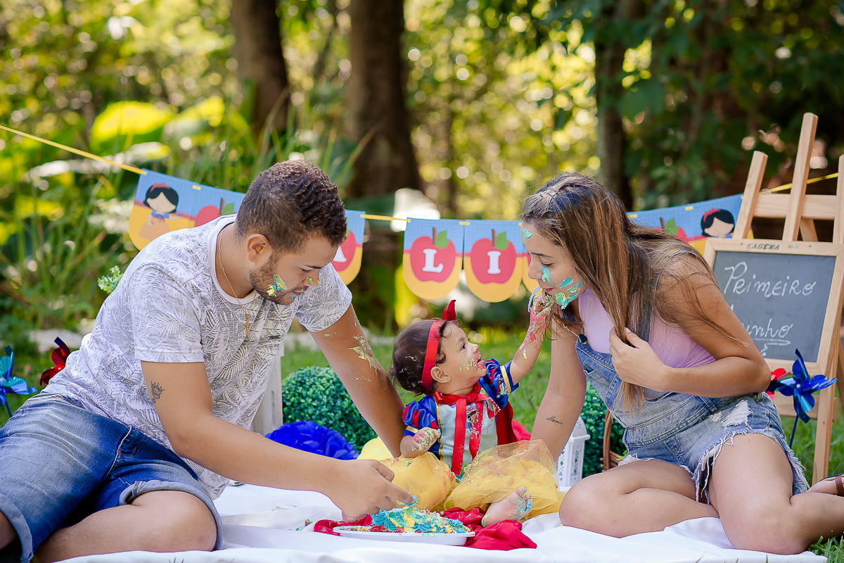 Para o smash the cake, a mamãe escolheu o tema da Branca de Neve, que foi o mesmo da festinha dela.

A mamãe Bianca preparou um bolo bem colorido para Ana Lívia se deliciar na sua sessão de fotos

E foi um dia de muita bagunça no parque