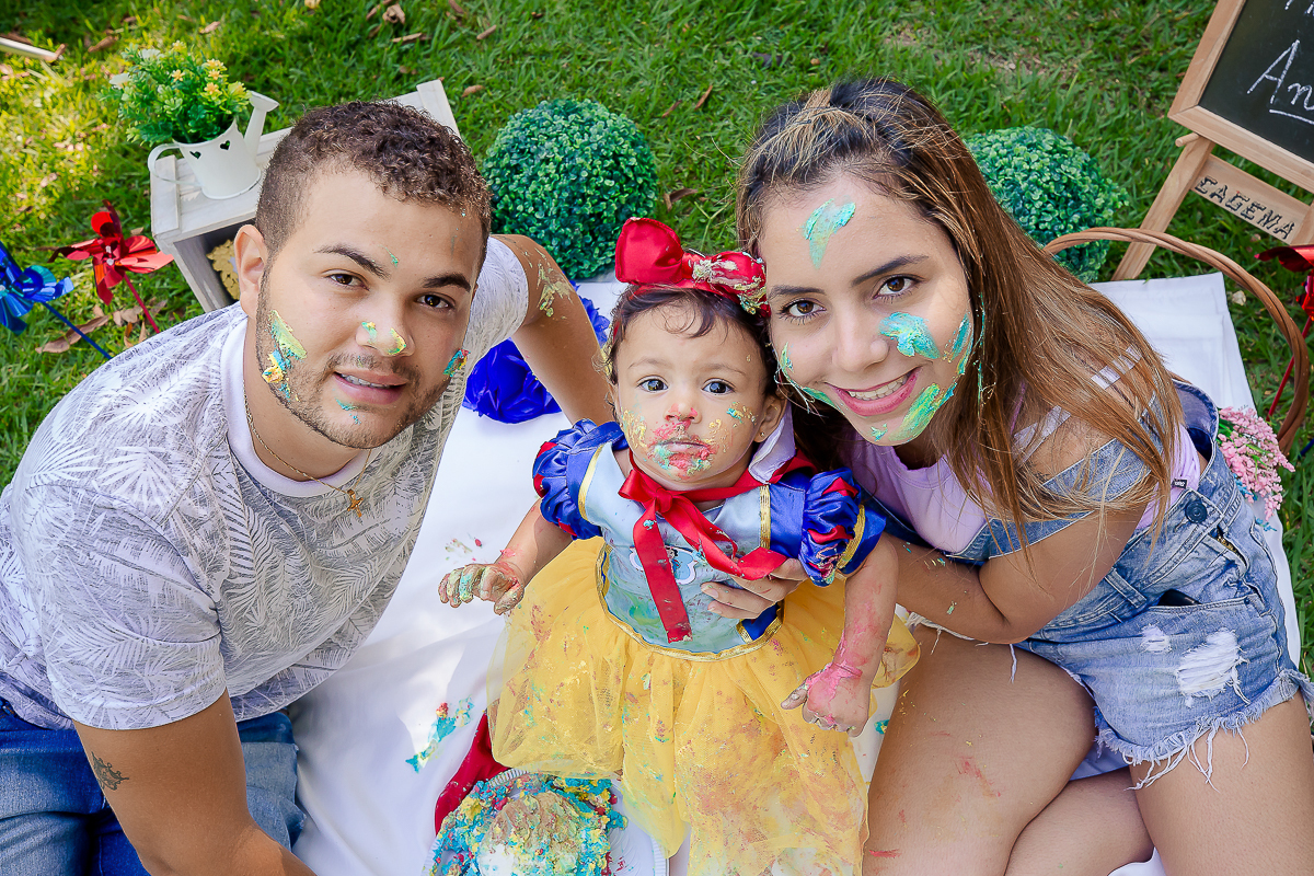 Para o smash the cake, a mamãe escolheu o tema da Branca de Neve, que foi o mesmo da festinha dela.

A mamãe Bianca preparou um bolo bem colorido para Ana Lívia se deliciar na sua sessão de fotos

E foi um dia de muita bagunça no parque