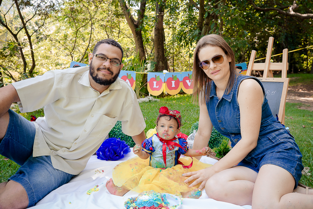 Para o smash the cake, a mamãe escolheu o tema da Branca de Neve, que foi o mesmo da festinha dela.

A mamãe Bianca preparou um bolo bem colorido para Ana Lívia se deliciar na sua sessão de fotos

E foi um dia de muita bagunça no parque