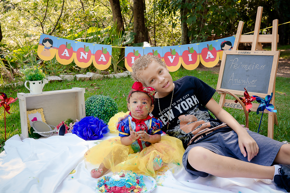 Para o smash the cake, a mamãe escolheu o tema da Branca de Neve, que foi o mesmo da festinha dela.

A mamãe Bianca preparou um bolo bem colorido para Ana Lívia se deliciar na sua sessão de fotos

E foi um dia de muita bagunça no parque