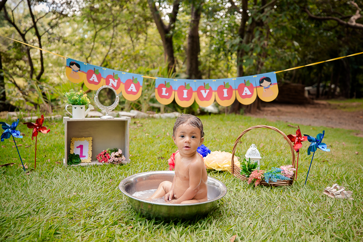 Para o smash the cake, a mamãe escolheu o tema da Branca de Neve, que foi o mesmo da festinha dela.

A mamãe Bianca preparou um bolo bem colorido para Ana Lívia se deliciar na sua sessão de fotos

E foi um dia de muita bagunça no parque