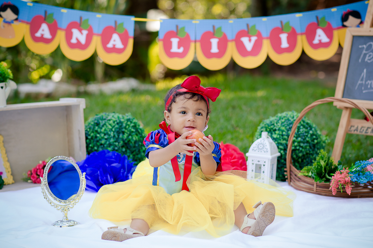 Para o smash the cake, a mamãe escolheu o tema da Branca de Neve, que foi o mesmo da festinha dela.

A mamãe Bianca preparou um bolo bem colorido para Ana Lívia se deliciar na sua sessão de fotos

E foi um dia de muita bagunça no parque