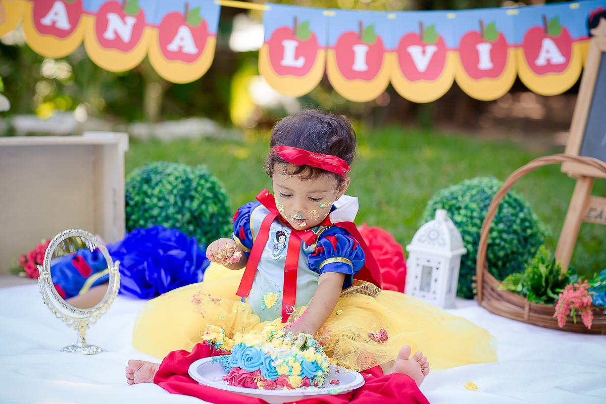 Para o smash the cake, a mamãe escolheu o tema da Branca de Neve, que foi o mesmo da festinha dela.

A mamãe Bianca preparou um bolo bem colorido para Ana Lívia se deliciar na sua sessão de fotos

E foi um dia de muita bagunça no parque