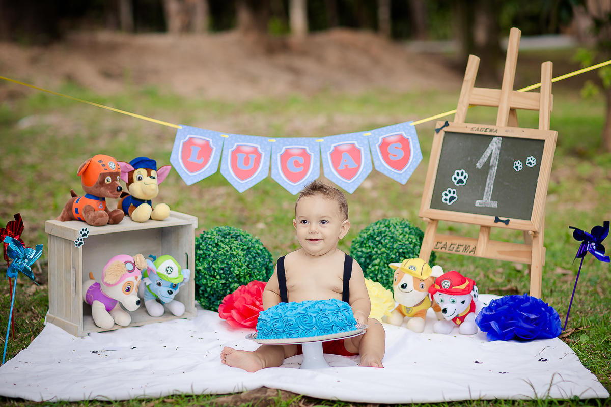 Estivemos com esse lindão desde seus primeiros dias de vida e agora chegamos a última sessão do seu acompanhamento. Fizemos um Smash com o tema patrulha canina para o pequeno se lambuzar a vontade. O Lucas sempre todo apaixonante, doce e com esse sorriso 