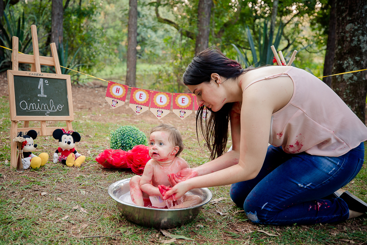 e quem resiste ao tema Minnie? Foi este o tema escolhido para o Smash The Cake da pequena. Ela adorou a brincadeira e se divertiu com o bolo, se lambuzou bastante. E o mais legal é que os papais também entraram na brincadeira e se lambuzaram muitoooo
