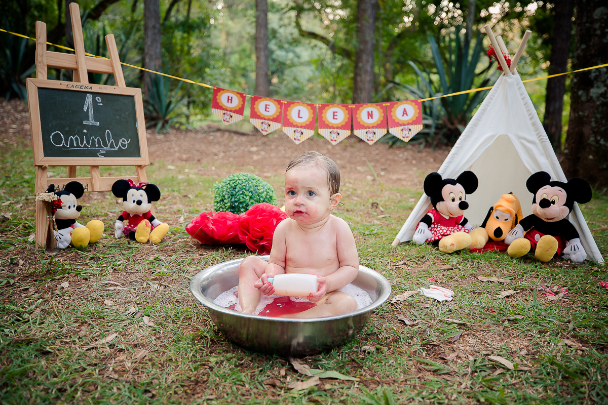 e quem resiste ao tema Minnie? Foi este o tema escolhido para o Smash The Cake da pequena. Ela adorou a brincadeira e se divertiu com o bolo, se lambuzou bastante. E o mais legal é que os papais também entraram na brincadeira e se lambuzaram muitoooo