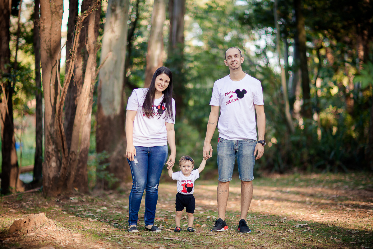 e quem resiste ao tema Minnie? Foi este o tema escolhido para o Smash The Cake da pequena. Ela adorou a brincadeira e se divertiu com o bolo, se lambuzou bastante. E o mais legal é que os papais também entraram na brincadeira e se lambuzaram muitoooo