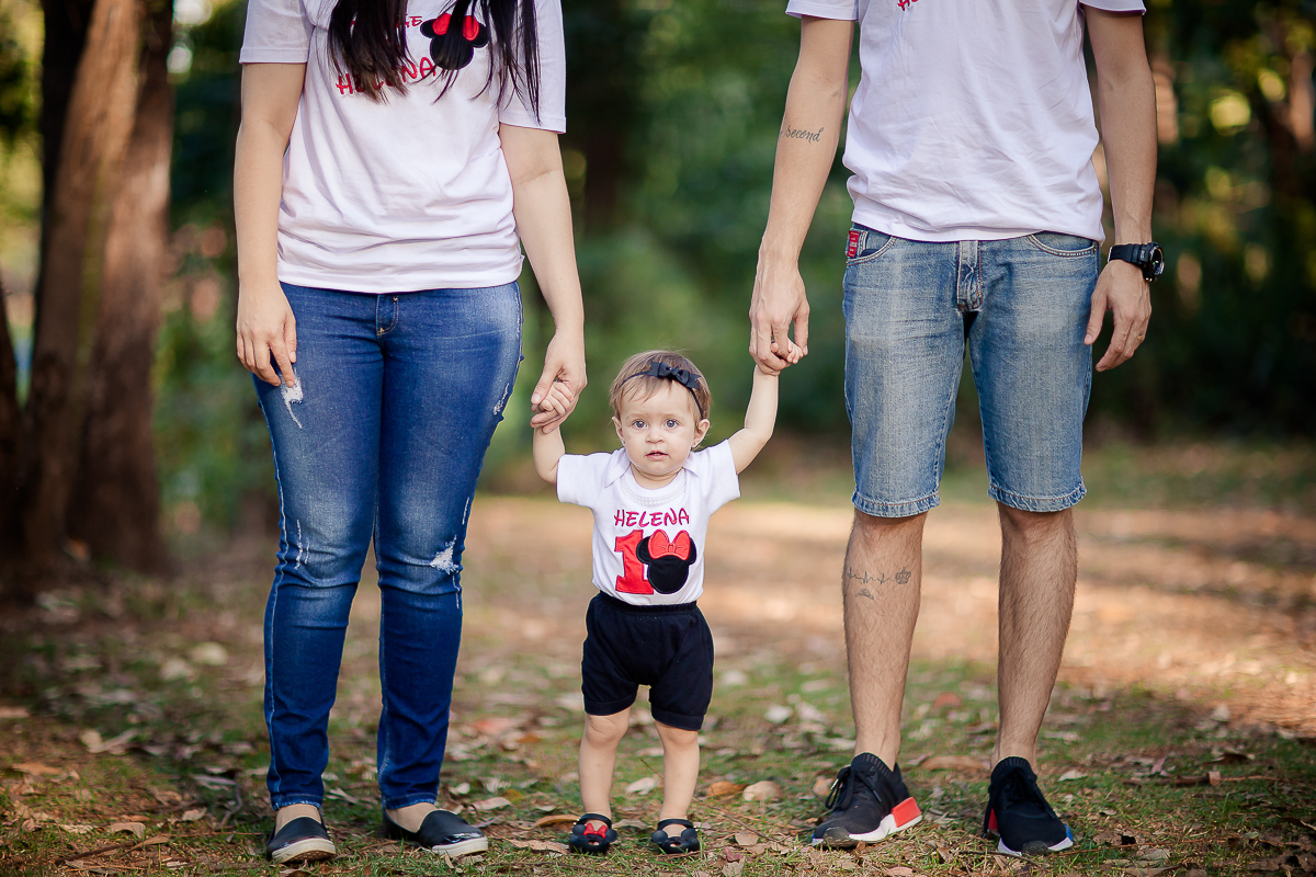 e quem resiste ao tema Minnie? Foi este o tema escolhido para o Smash The Cake da pequena. Ela adorou a brincadeira e se divertiu com o bolo, se lambuzou bastante. E o mais legal é que os papais também entraram na brincadeira e se lambuzaram muitoooo