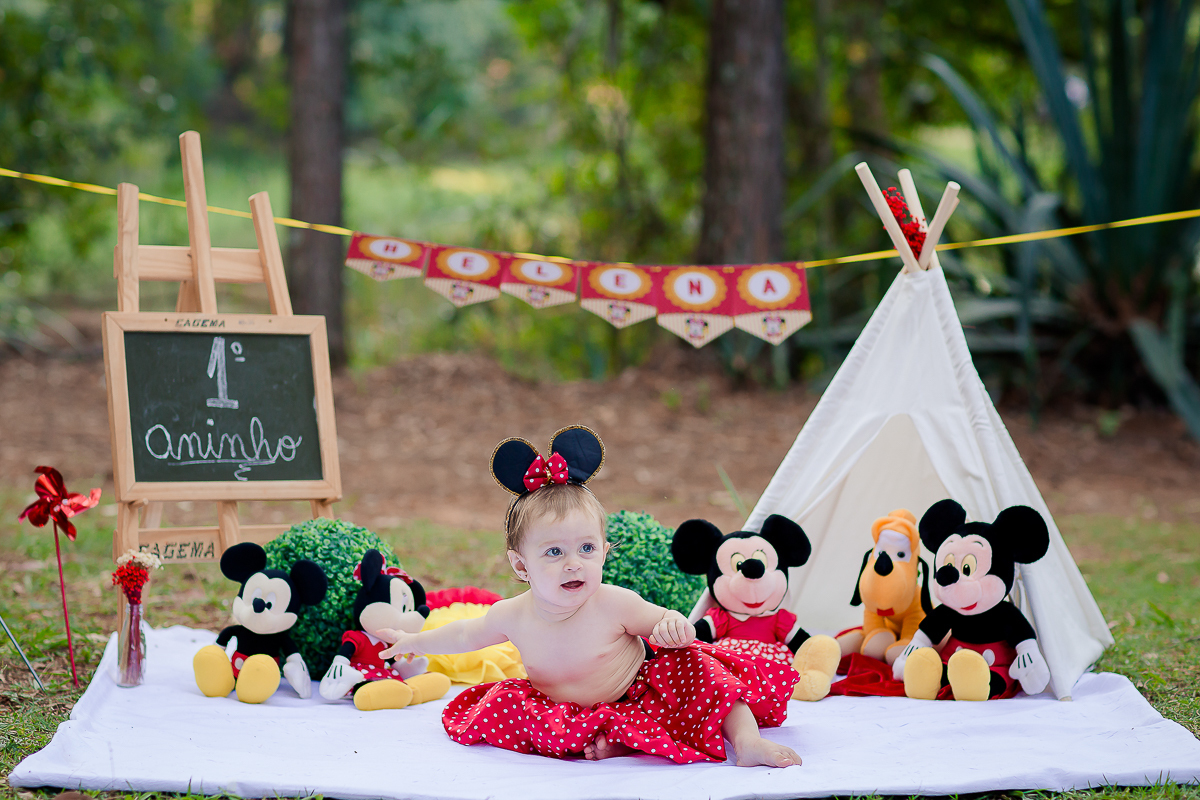 e quem resiste ao tema Minnie? Foi este o tema escolhido para o Smash The Cake da pequena. Ela adorou a brincadeira e se divertiu com o bolo, se lambuzou bastante. E o mais legal é que os papais também entraram na brincadeira e se lambuzaram muitoooo
