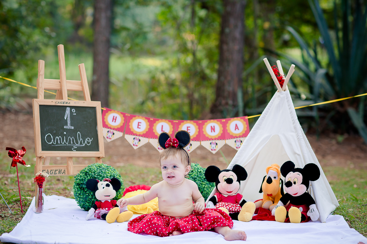 e quem resiste ao tema Minnie? Foi este o tema escolhido para o Smash The Cake da pequena. Ela adorou a brincadeira e se divertiu com o bolo, se lambuzou bastante. E o mais legal é que os papais também entraram na brincadeira e se lambuzaram muitoooo