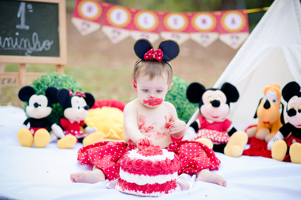 e quem resiste ao tema Minnie? Foi este o tema escolhido para o Smash The Cake da pequena. Ela adorou a brincadeira e se divertiu com o bolo, se lambuzou bastante. E o mais legal é que os papais também entraram na brincadeira e se lambuzaram muitoooo