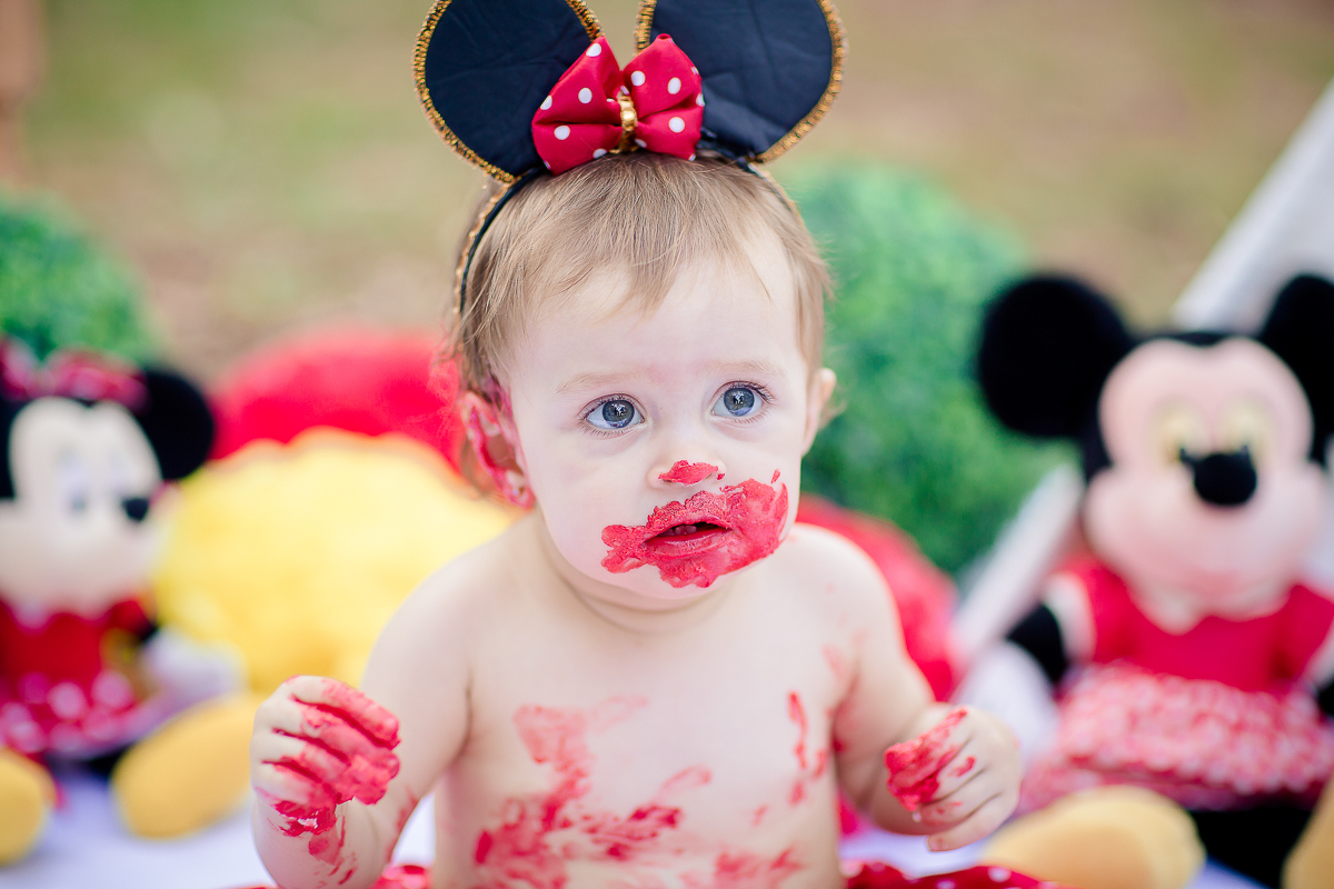 e quem resiste ao tema Minnie? Foi este o tema escolhido para o Smash The Cake da pequena. Ela adorou a brincadeira e se divertiu com o bolo, se lambuzou bastante. E o mais legal é que os papais também entraram na brincadeira e se lambuzaram muitoooo
