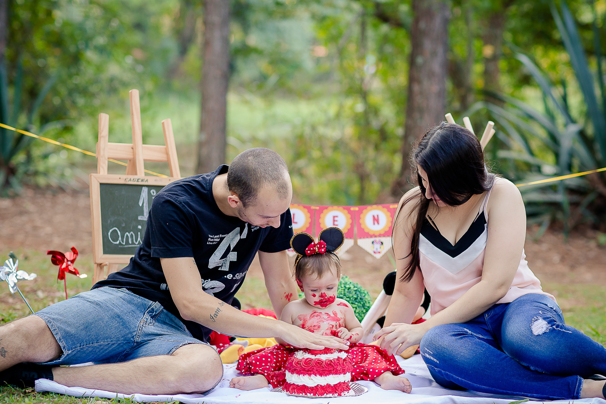 e quem resiste ao tema Minnie? Foi este o tema escolhido para o Smash The Cake da pequena. Ela adorou a brincadeira e se divertiu com o bolo, se lambuzou bastante. E o mais legal é que os papais também entraram na brincadeira e se lambuzaram muitoooo