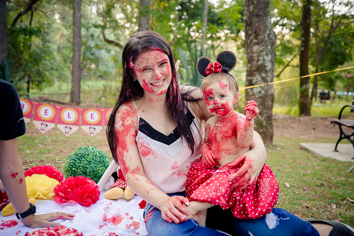 e quem resiste ao tema Minnie? Foi este o tema escolhido para o Smash The Cake da pequena. Ela adorou a brincadeira e se divertiu com o bolo, se lambuzou bastante. E o mais legal é que os papais também entraram na brincadeira e se lambuzaram muitoooo